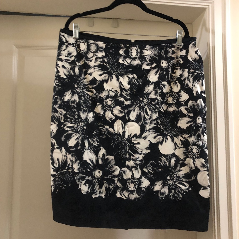 Ann Taylor black and white floral skirt fully lined size 18